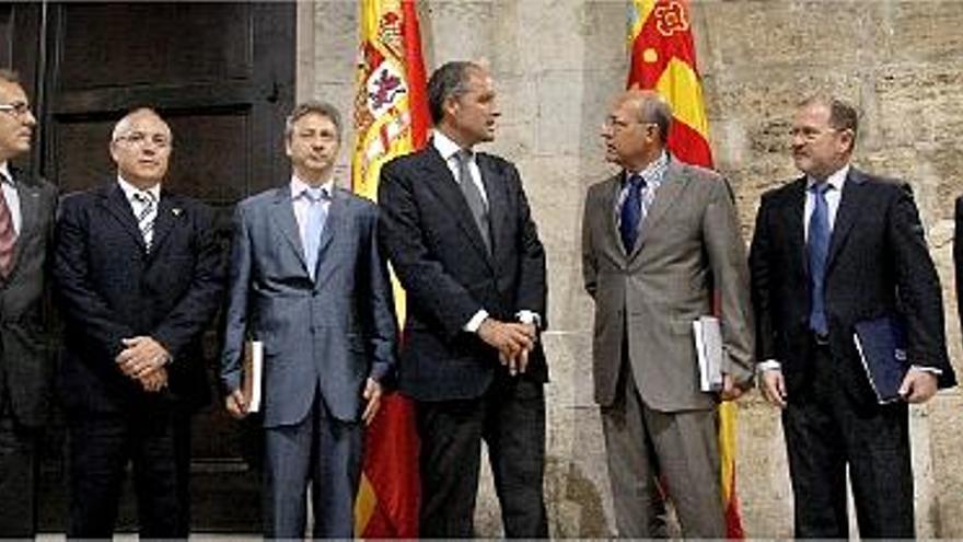 Camps y Font de Mora recibieron ayer a los cinco rectores en el Palau de la Generalitat.