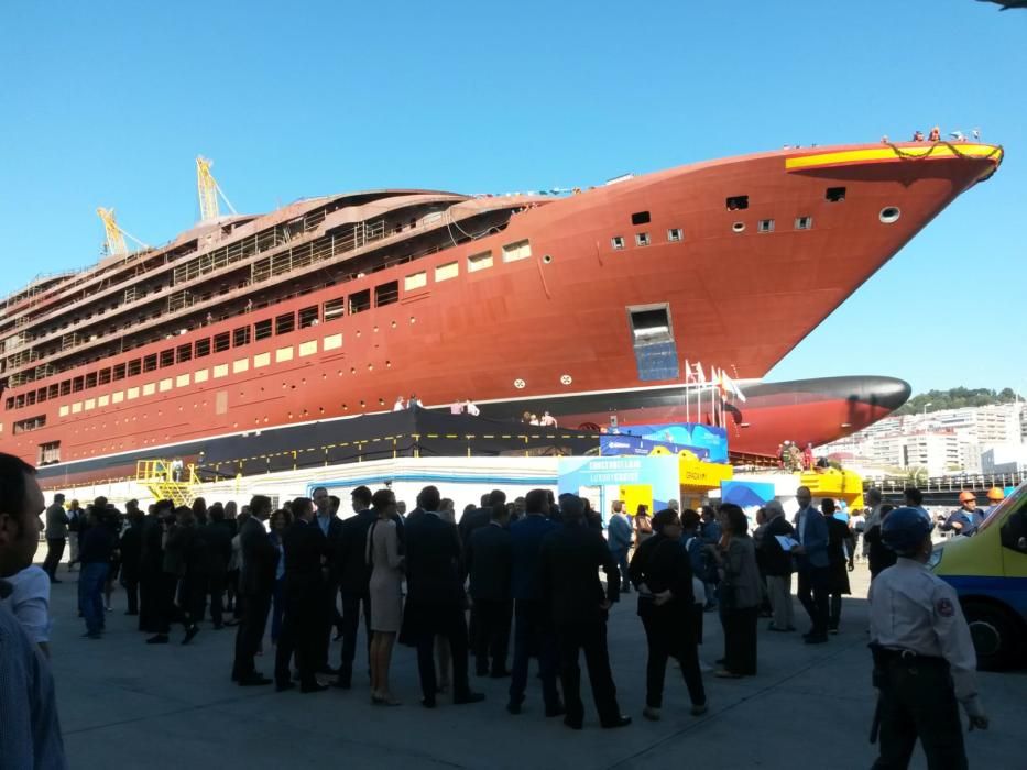 El crucero, momentos antes de la botadura // J. Lores / L. Graña