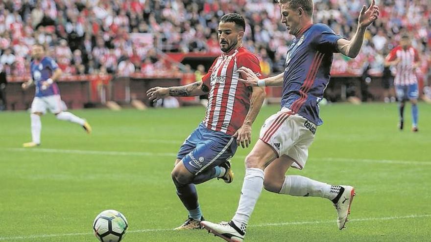 Mossa persigue un balón junto a Álex Pérez.