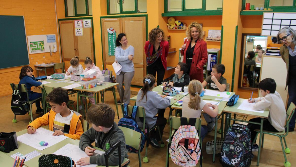Ledo y Álvarez, en la visita a una de las clases.