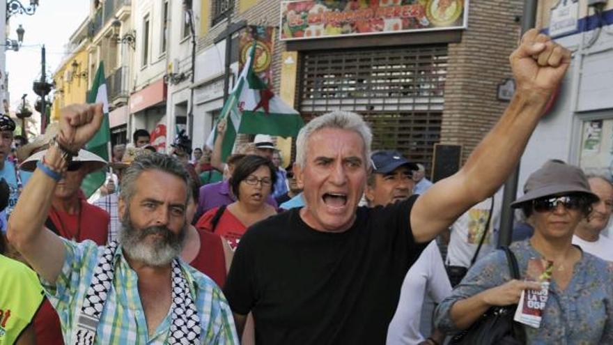 El diputado de IU y alcalde de Marinaleda (Sevilla), Juan Manuel Sánchez Gordillo (2d) y el portavoz del SAT, Diego Cañamero (2d), junto a varios centenares de personas en la localidad de Maracena durante la primera de las dos jornadas de la marcha obrera &quot;Andalucía en pie&quot; que el Sindicato Andaluz de Trabajadores.