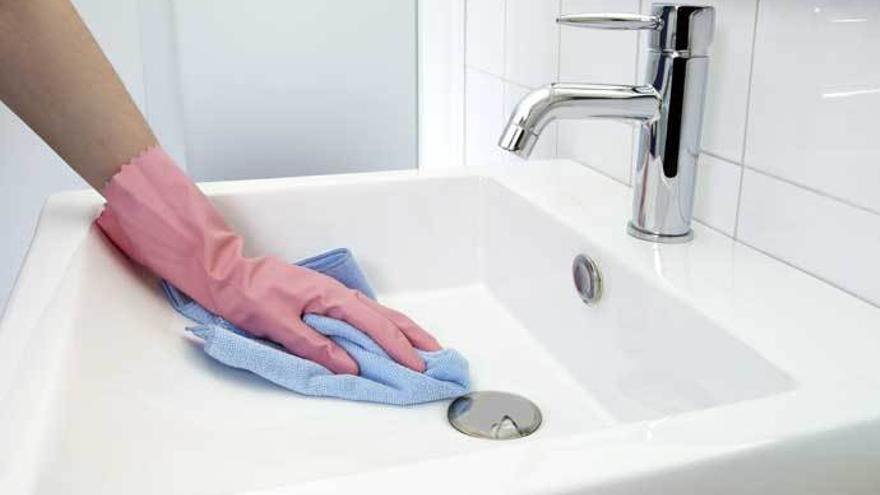 El rincón secreto del baño que nunca limpias y que más bacterias acumula:  deberías empezar a limpiarlo ya