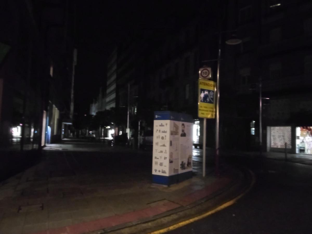 García Camba, con luz en los edificios pero no en las farolas de la calle