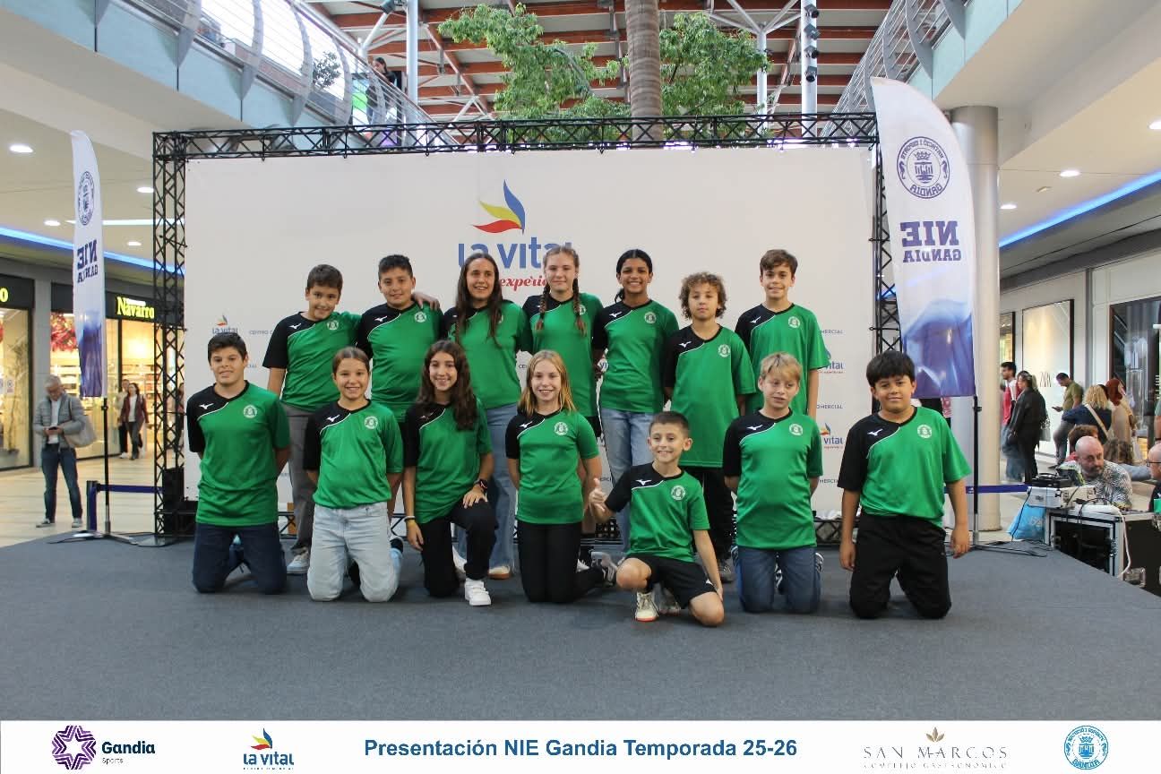 El Natació i Esports Gandia presenta a nadadores, nadadoras y técnicos
