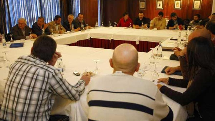 Participantes en la mesa de negociación del convenio del metal pontevedrés.