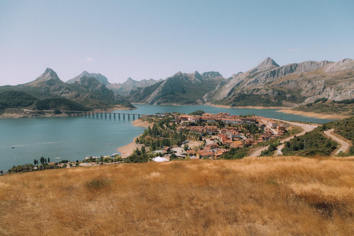 Vista de Riaño, con el Gildo enfrente, desde una de las colinas que rodean al pueblo.