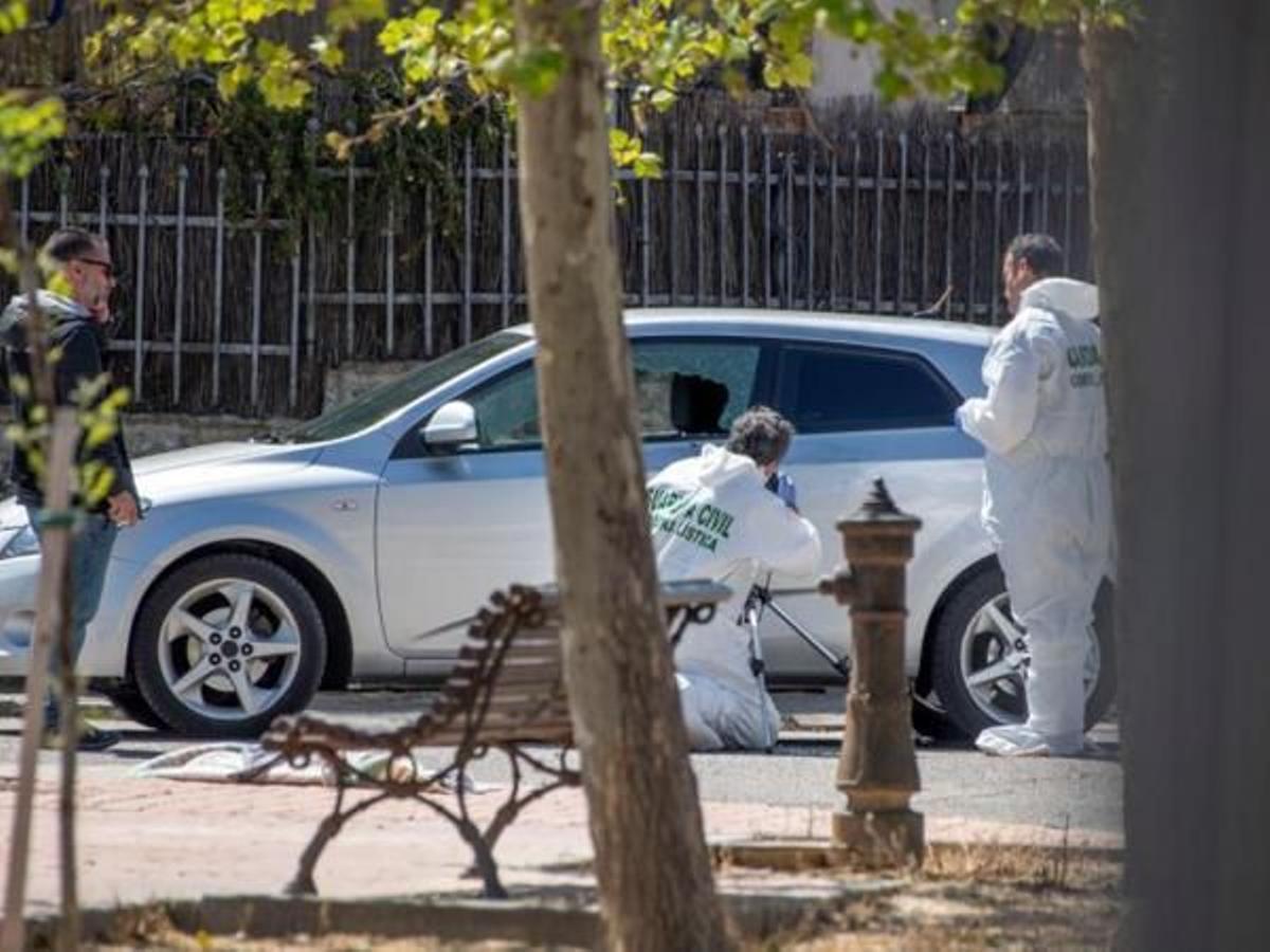 Guardias civiles inspeccionan el vehículo en el que Mercedes fue víctima del tiroteo.