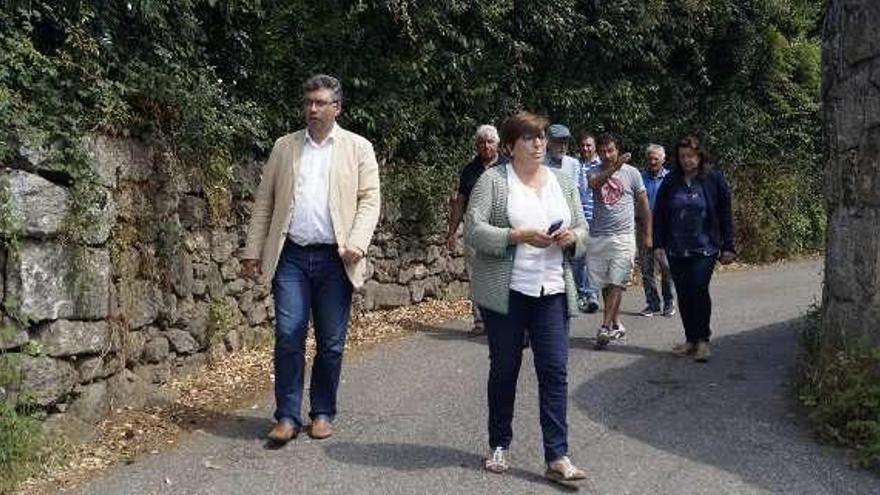 El alcalde Javier Bas y miembros de su equipo visitan la zona donde se acometen los trabajos. // FdV