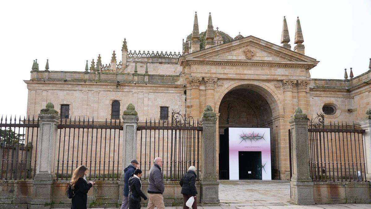 Exterior de la Catedral de Zamora durante la muestra de Las Edades del Hombre "EsperanZa"