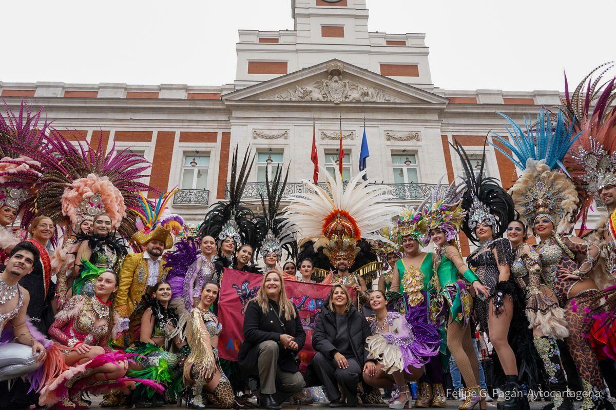 Una amplia delegación del Carnaval de Cartagena llenó de fantasía y color la Puerta del Sol de Madrid