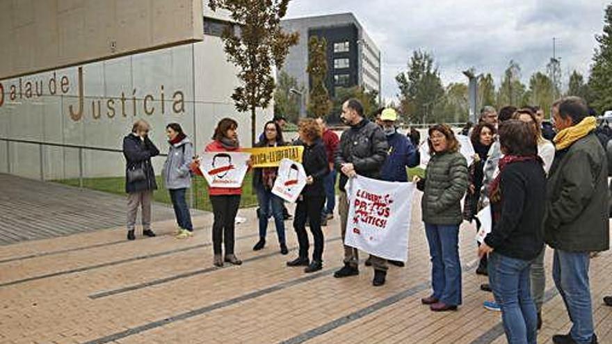 Concentració dijous davant l&#039;Audiència durant la vista del jove llagosterenc.