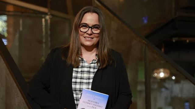 La escritora Abril Camino con su última novela, ‘Nuestro último verano en la isla’.   | // LAVANDEIRA JR / EFE