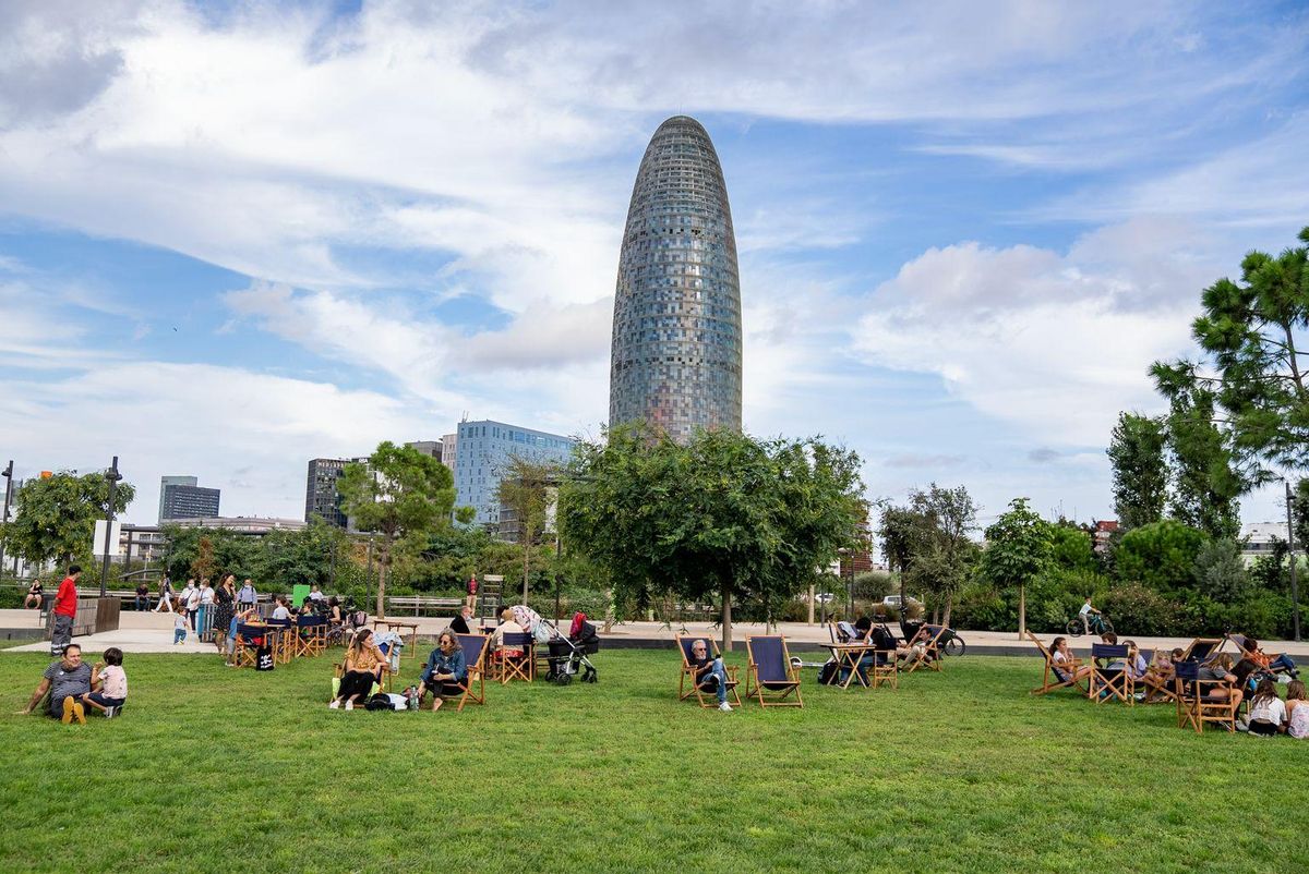 Gente disfrutando al aire libre en el Parc de les Glòries