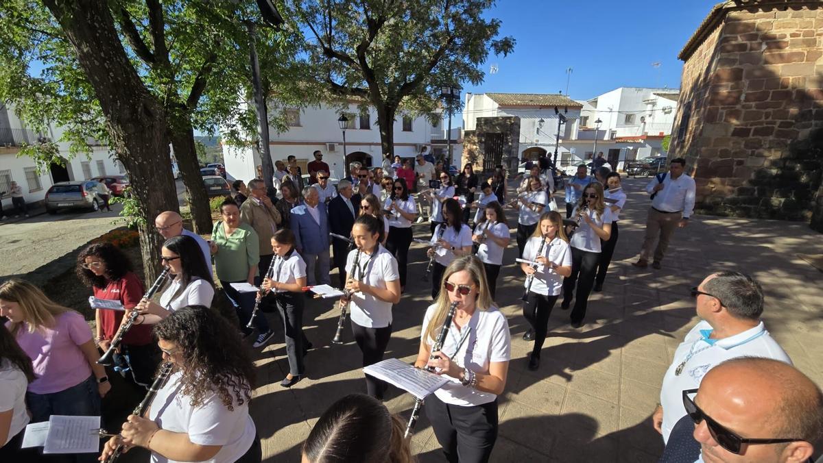 Numerosas personas participan en una jornada festiva iniciada con la salida de la patrona de la localidad desde la iglesia de San Andrés