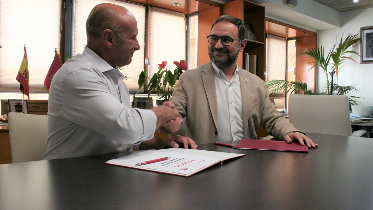 Pedro Sosa y Diego José Mateos sellaban el compromiso tras la firma con un apretón de manos.