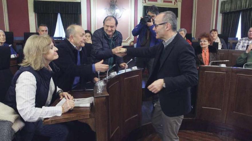 El alcalde Jesús Vázquez saluda a los representantes vecinales de Limiar. // Iñaki Osorio