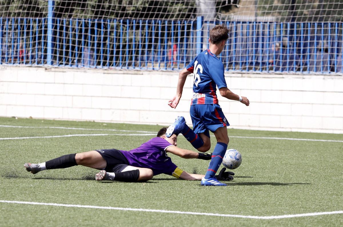 Un partido en los campos de la Federación Aragonesa de Fútbol.