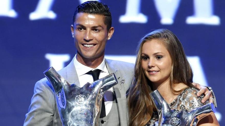 Cristiano, con la mejor jugadora, la holandesa Lieke Martens.