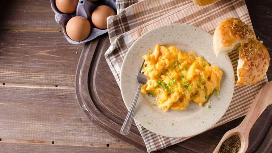 Revuelto de huevos con verduras.