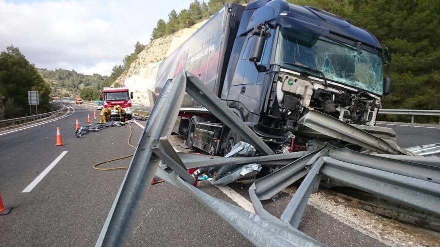 Un conductor salva la vida tras atravesar un quitamiedos la cabina de su camión en la AP-7 en Gata
