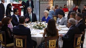 SEVILLA, 29/06/2025.- El rey Felipe VI (c-i), junto a la presidenta de la Comisión Europea, Ursula Von der Leyen (c-d); el presidente del Gobierno español, Pedro Sánchez (2i, de espaldas); su esposa Begoña Gómez (2d); el emir de Catar, el jeque Tamim Bin Hamad Al-Thani (3i); el primer ministro nepalí, Khadga Prasad Oli (3d), y el secretario general de la ONU, António Guterres (2d), entre otros, durante la cena de gala ofrecida este domingo a los líderes mundiales que asisten a la IV Conferencia Internacional sobre Financiación para el Desarrollo. EFE/ Chema Moya POOL. POOL