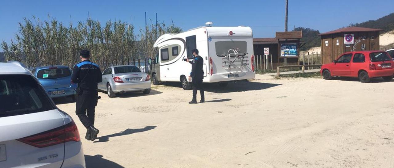 La patrulla de Cangas controla vehículos ayer en Nerga.