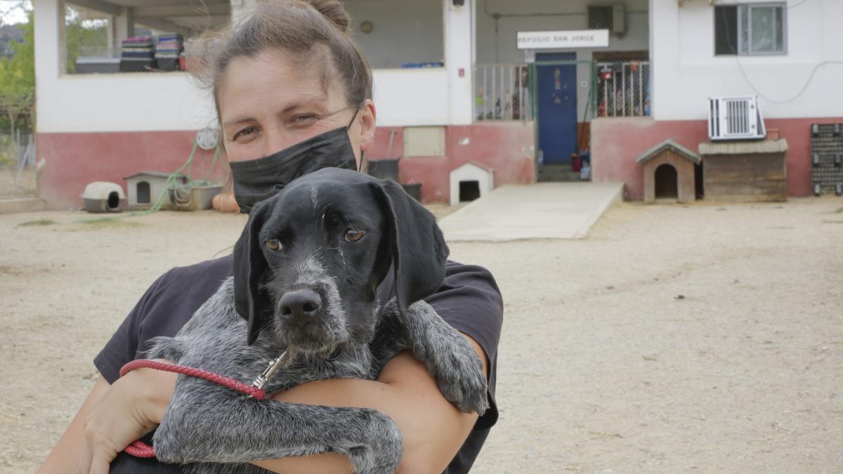 Laura Varaldi, del Refugio San Jorge, junto al animal.