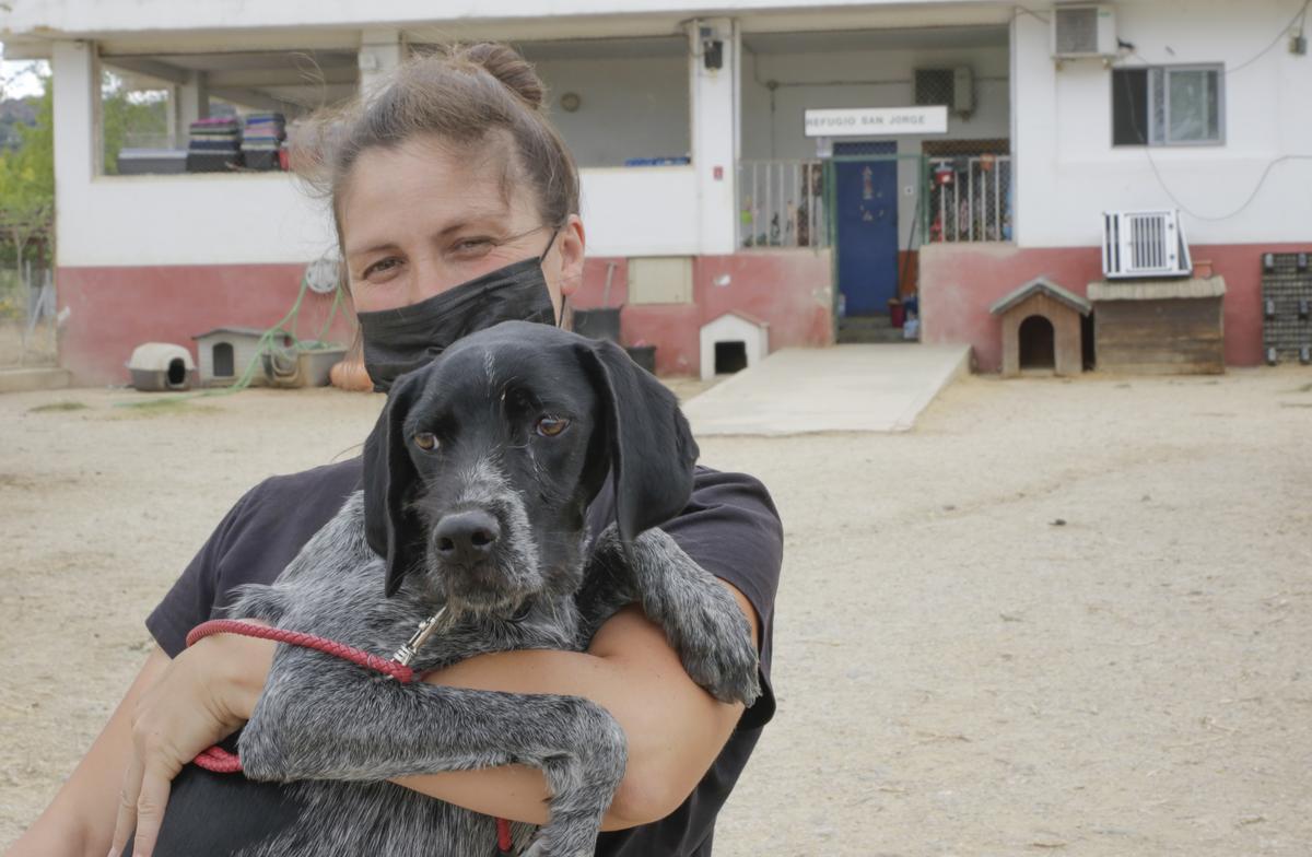 Laura Varaldi, del Refugio San Jorge, junto al animal.