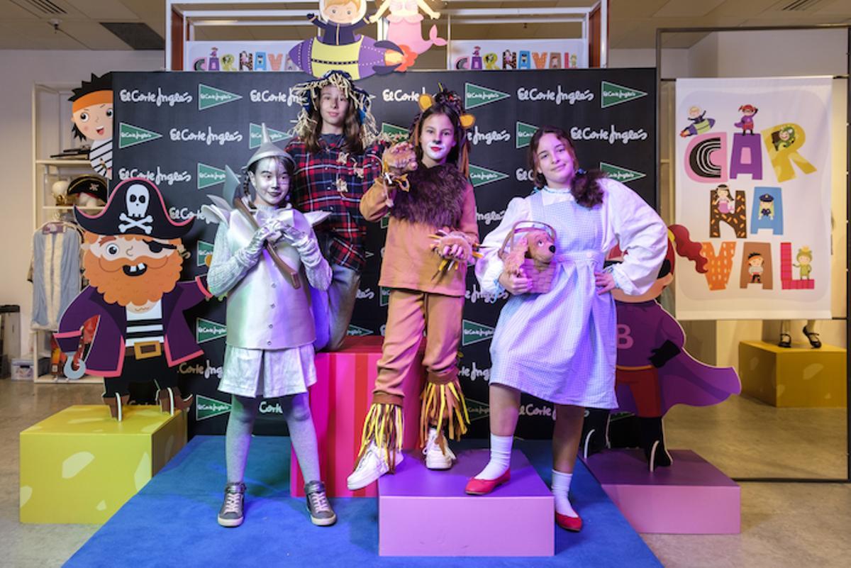 Rebecca Tarrago, Chloe Espases y dos amigas más, con el disfraz 'Mago de Oz'