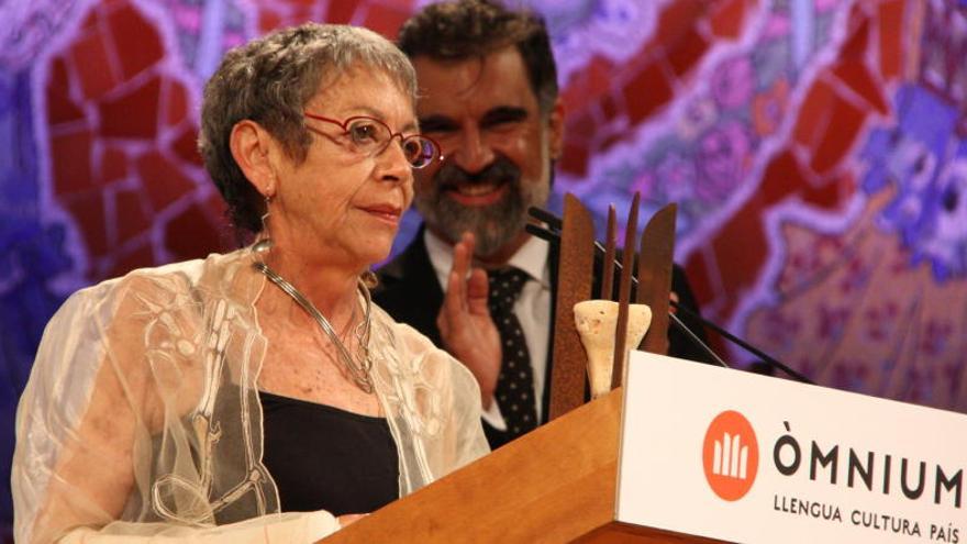 Maria-Antònia Oliver rebent el Premi d’Honor de les Lletres Catalanes