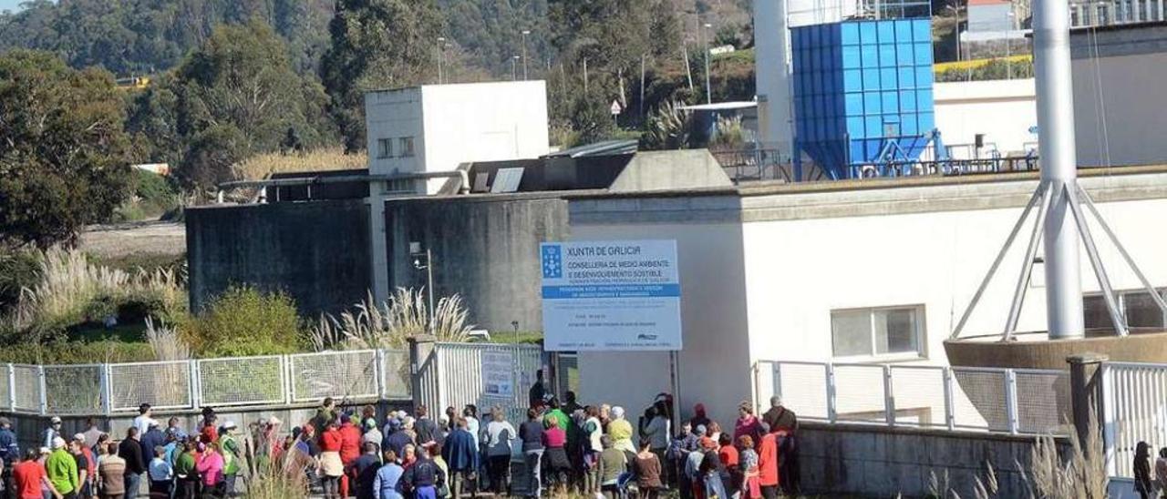 Una protesta de mariscadores ante la depuradora de Placeres por sus vertidos. // R. Vázquez