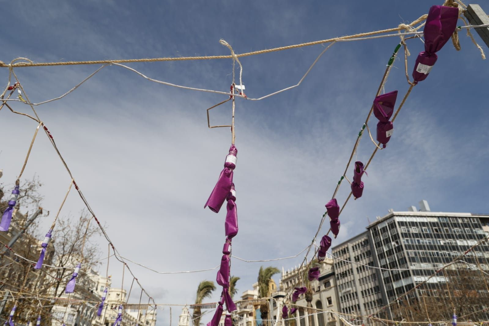 Ruido y color violeta en la mascletà de hoy para homenajear a las mujeres y a la lucha contra la violencia de género