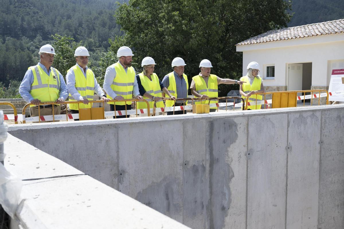 Visita a los trabajos en una depuradora, en imagen de archivo.