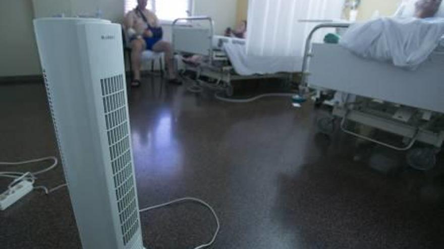 Familiares de pacientes llevan sus sistemas de refrigeración