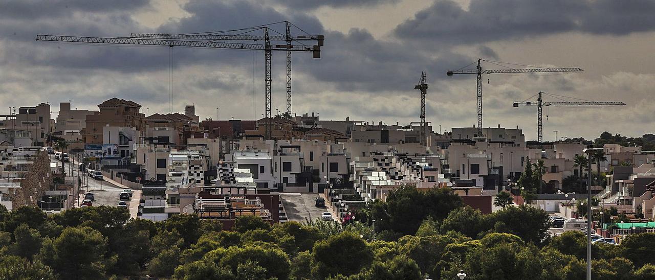 Grúas en Torrevieja, donde se dispara el negocio inmobiliario, al igual que sucede en Orihuela costa y Pilar de la Horadada.