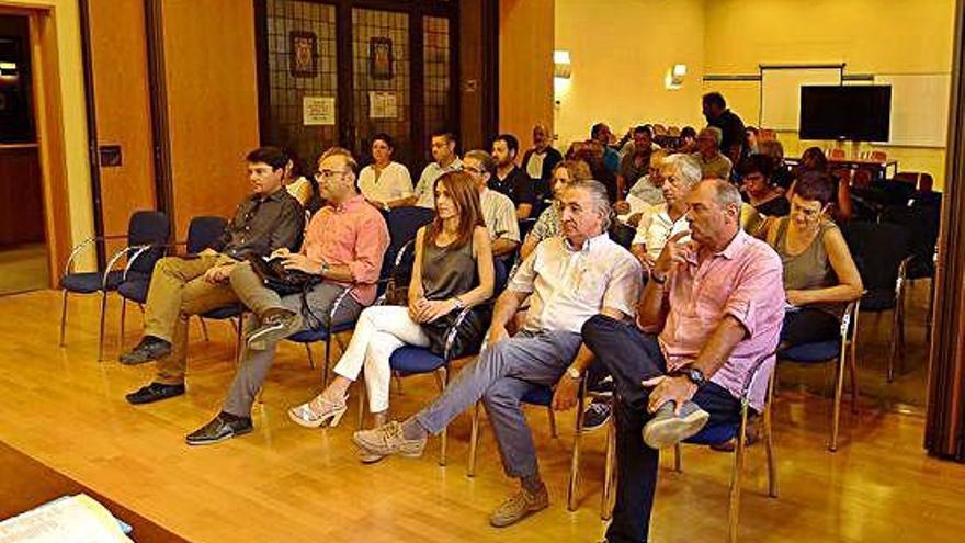 Els alcaldes assistents al consell que ahir es va celebrar a Figueres.