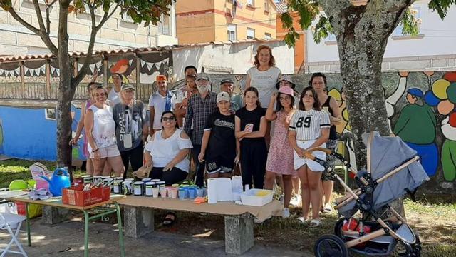 Vecinos de la zona, junto con personas voluntarias, en la reforma del mural del Adro da Peregrina, en Meira.