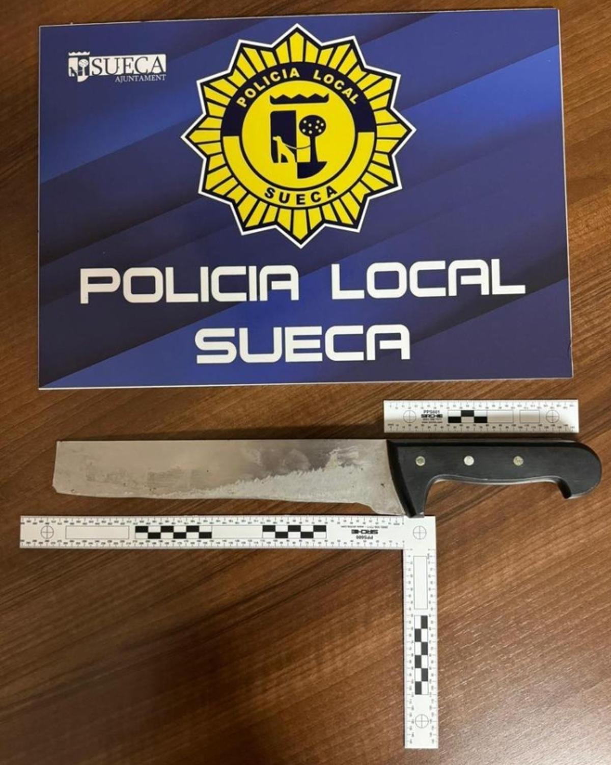 Cuchillo de grandes dimensiones intervenido.