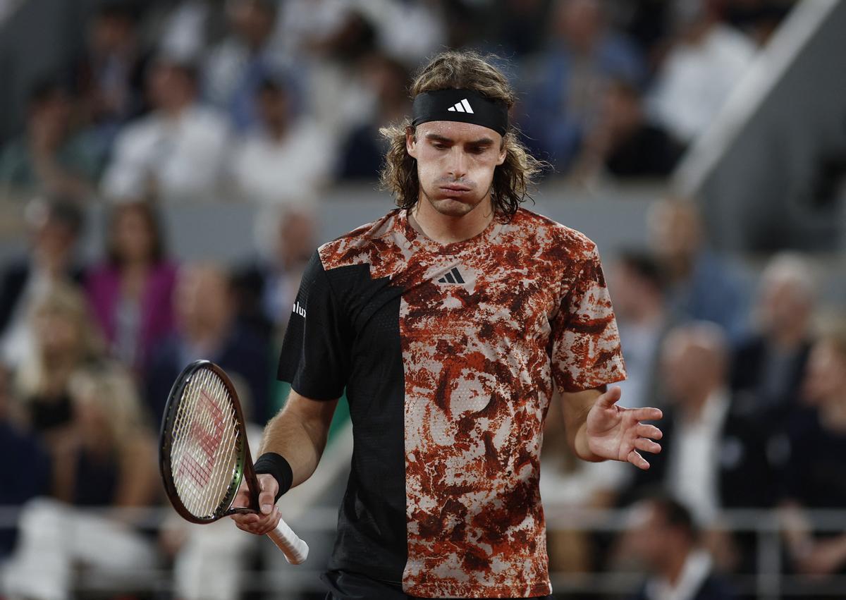 Stefanos Tsitsipas, abatido, en un momento del partido