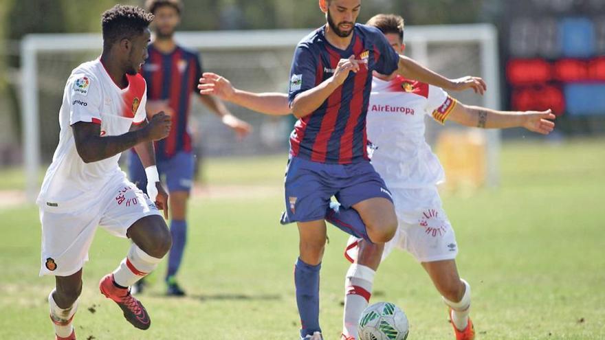 Los bermellones Tià Sastre y James presionan a un jugador del Gavà en el partido disputado ayer.