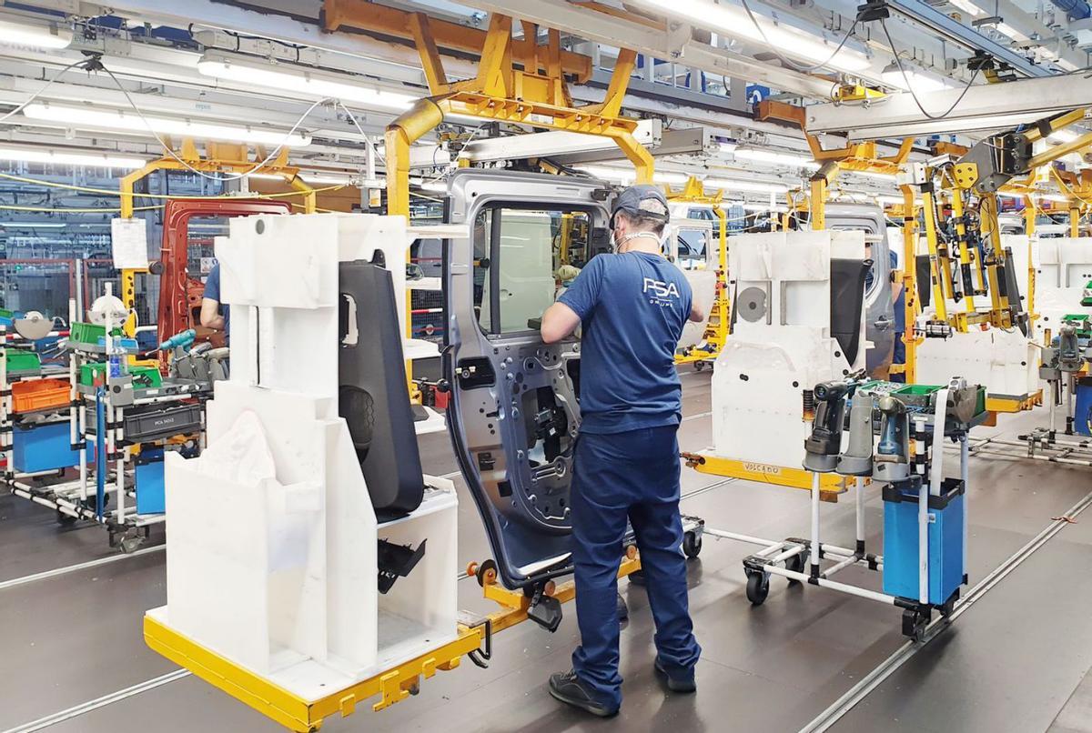 Operario en la línea de montaje de las furgonetas en Balaídos.
