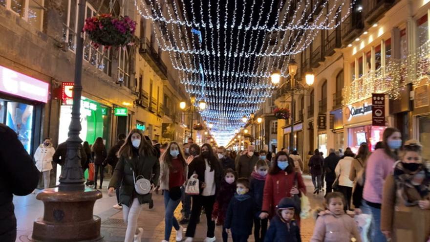 La luz de la navidad llena el centro de Zaragoza