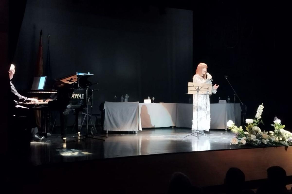 Tina Gutiérrez, durante su actuación en el acto celebrado en el teatro Vital Aza, en Pola de Lena. | D. O.