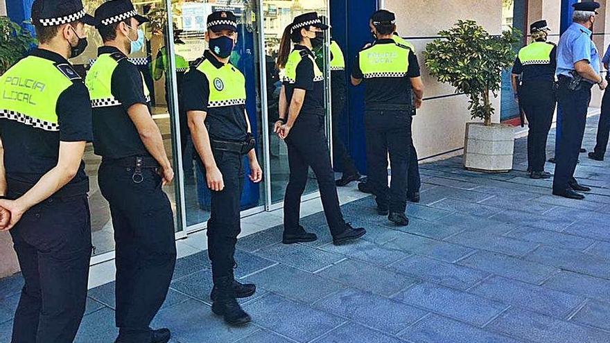 Agentes de la Policía Local, en la Jefatura de Marbella.