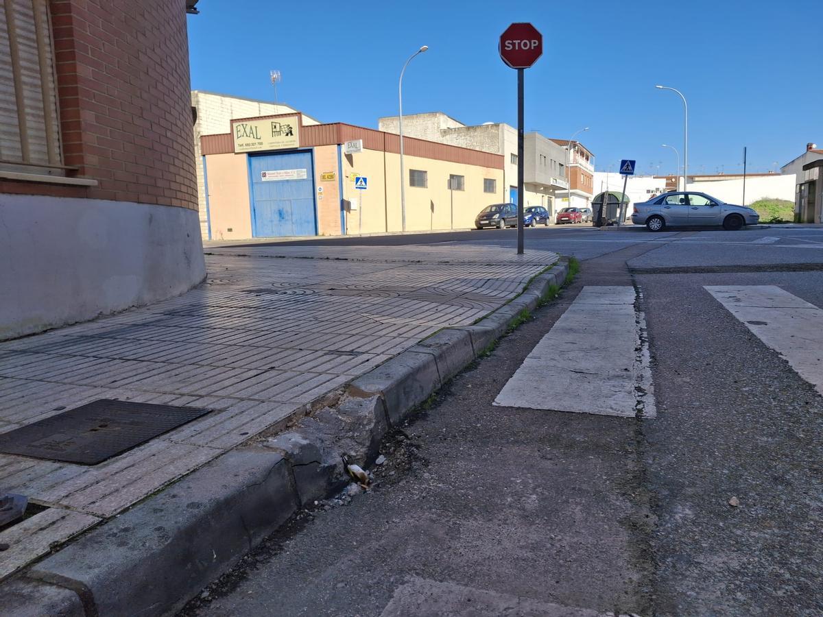 Detalle del bordillo que estalló en la explosión de barriada de Llera.