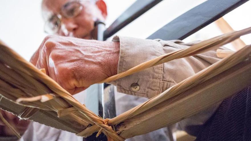 Feliciano Martín elabora el asiento de una silla con espadaña