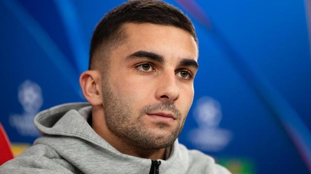 Angel Di Marias Absence Adds Intrigue to Benficas Clash with Barcelona
