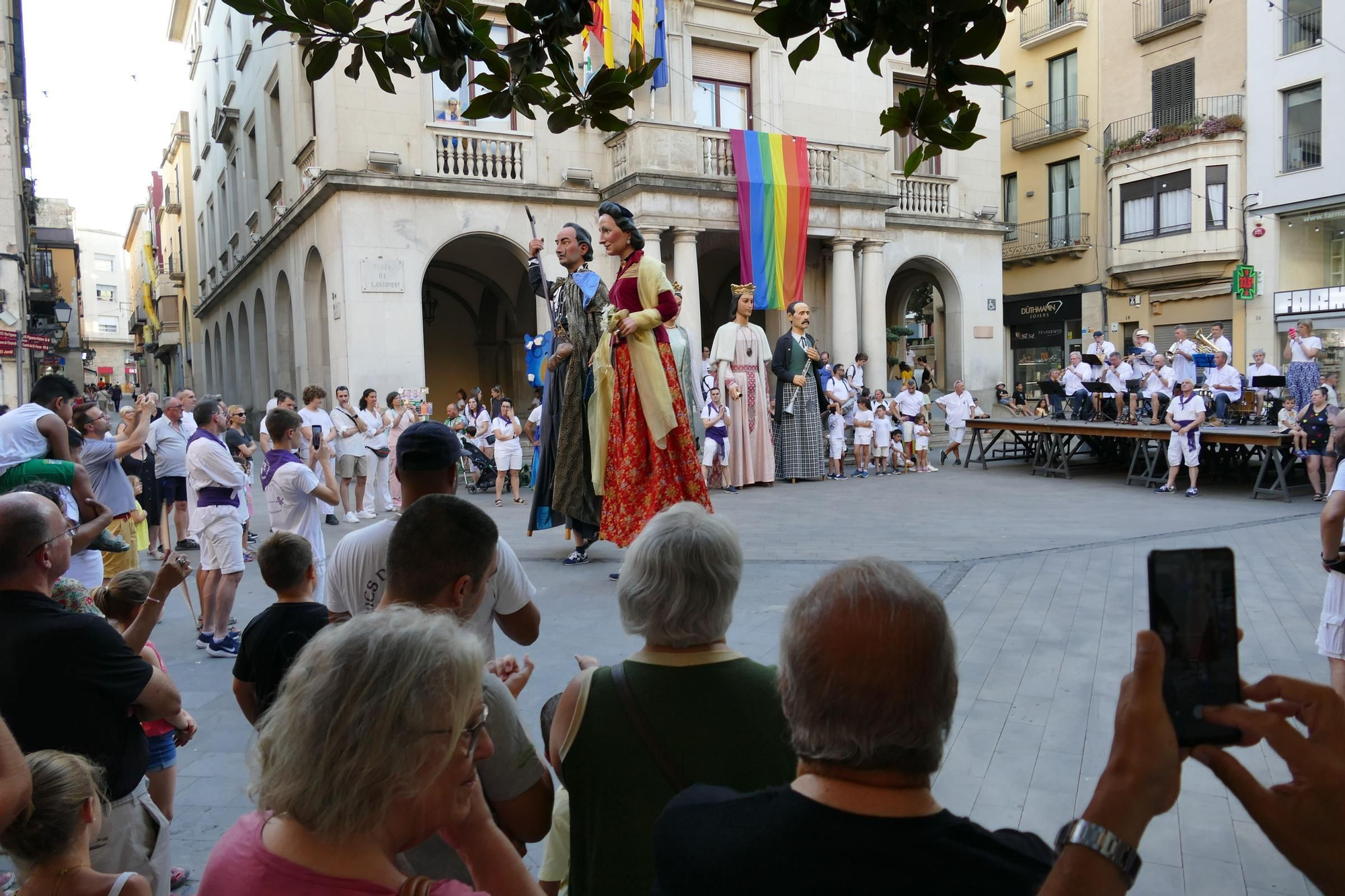 Els gegants de Figueres animen les Festes de Sant Pere amb el ball del seguici i una exposició