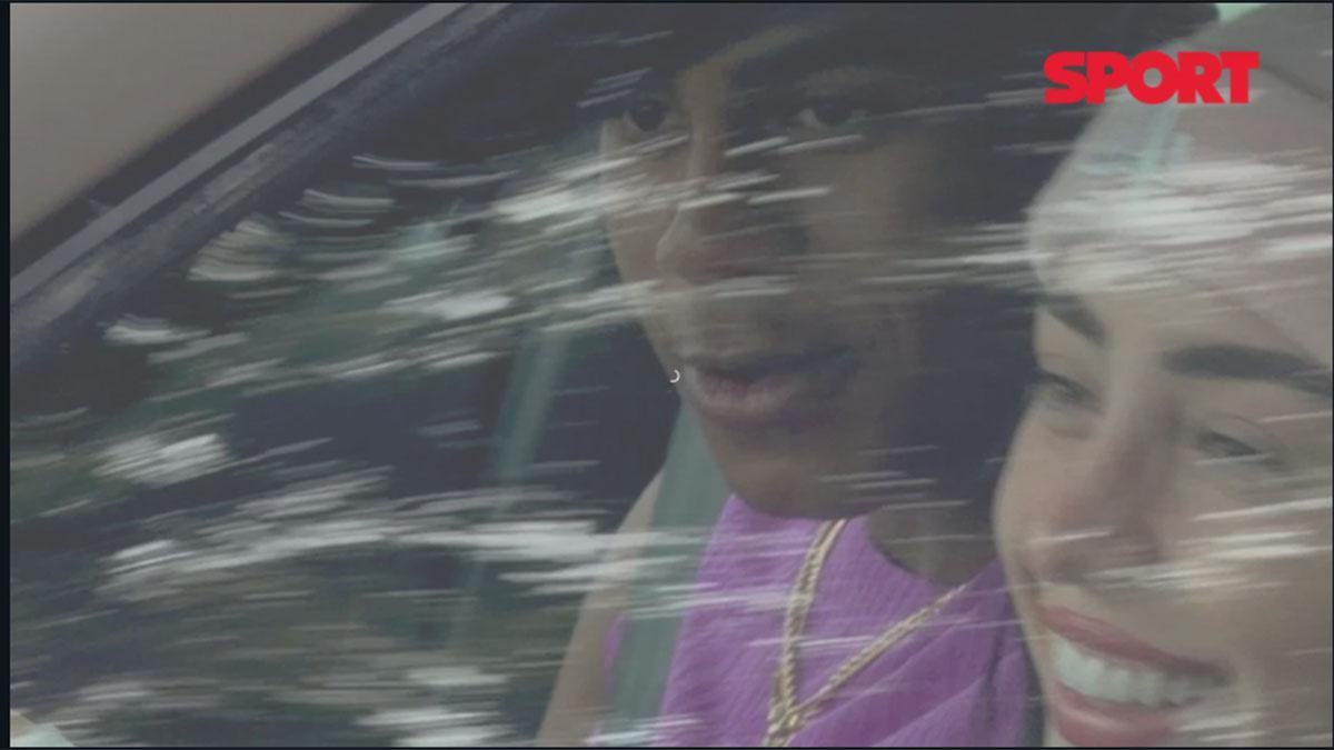 Lamine Yamal sale del entrenamiento junto a Nicki Nicole