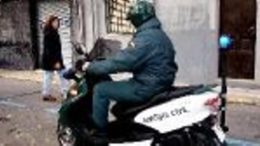 La Guardia Civil patrulla el municipio en scooter